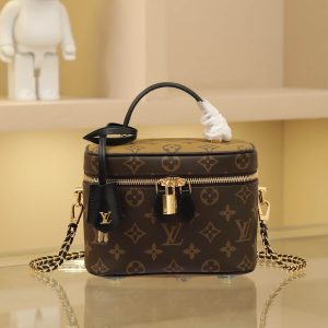 Old Flowers [Exclusive Background Shots] Witness Nicolas Ghesquière's contemporary ode to travel heritage this spring and summer. This urban handbag reimagines the Nice cosmetic case in Monogram and Monogram Reverse canvas. Carry it by hand or sling it over your shoulder with the leather chain strap— its soft, lightweight design moves effortlessly with you.Dimensions: 19.0 x 13.0 x 11.0 cm